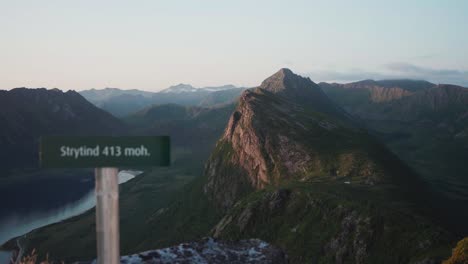 Pico-De-La-Montaña-Strytinden-En-Noruega---Primer-Plano