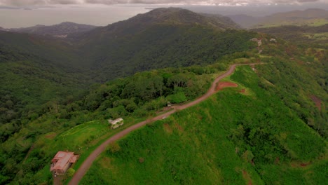 Drone-Volando-Sobre-Las-Verdes-Montañas-De-Costa-Rica-En-4k