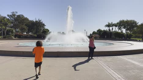 Water-fountain-in-Balboa-park-San-Diego-with-people-around-on-a-sunny-day-in-California