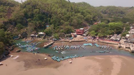 Luftaufnahme-Aus-Der-Vogelperspektive-Von-Baron-Beach-Holiday-In-Yogyakarta,-Indonesien,-Orbitaufnahme