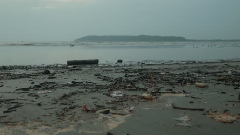 Müll-Wurde-Am-Strand-Angeschwemmt