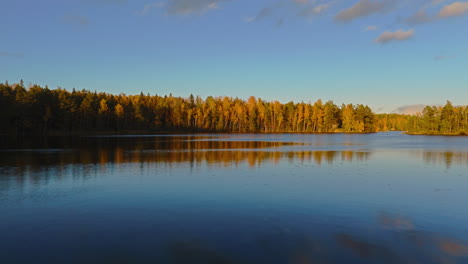 Volando-Bajo-Sobre-Una-Masa-De-Agua-Y-Subiendo-Para-Revelar-Un-Bosque-Interminable-Y-El-Lago-Fiskträsk-En-El-Parque-Nacional-Sipoonkorpi-En-Finlandia
