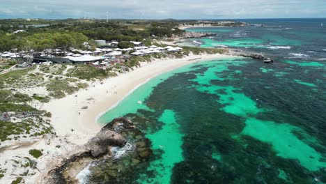 Pan-View-over-Bathurst-Lighthouse-Beach-with-Turquoise-waters-in-Rottnest-Island,-Australia