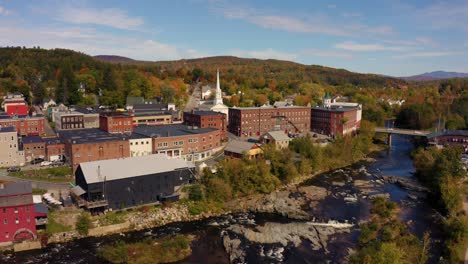 Drone-Shot-Of-Littleton,-Beautiful-New-England-Town-On-A-River-During-Autumn