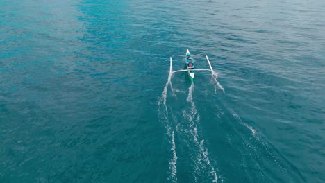 Drohne-Folgt-Einem-Philippinischen-Mann-Im-Boot,-Der-Mit-Handleinen-Auf-Den-Philippinen-Fische-Fängt