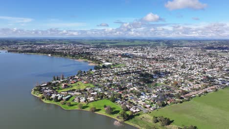 Panning-around-the-quiet-inland-lakeside-city-of-Colac-Victoria-Australia