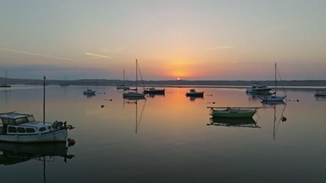 Ein-Sonnenuntergang-über-Der-Bucht-Von-Fornells,-Menorca,-Segelboote,-Die-In-Stillen-Gewässern-Angedockt-Sind