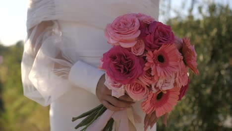 Braut-Im-Eleganten-Retro-Hochzeitskleid-Mit-Ärmeln-Und-Rosa-Pfingstrosenstrauß,-Detail