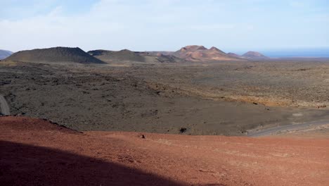 Blick-Auf-Die-Vulkanlandschaft-Auf-Lanzarote-Mit-Einer-Schwenkbewegung-Von-Links-Nach-Rechts