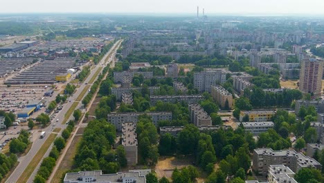 Edificios-De-Apartamentos-Vivos-De-La-Ciudad-De-Kaunas-Con-Mucha-Vegetación-Alrededor,-Vista-Aérea