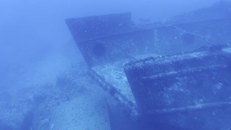 Filmische-Nahaufnahme-Eines-Dollys-Durch-Ein-U-Boot-Bullauge-Des-Unheimlichen-Rumpfes-Eines-Schiffswracks-Auf-Dem-Meeresgrund-Vor-Der-Küste-Von-Hawaii