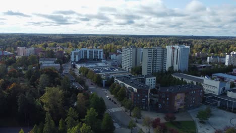 Hochhäuser-In-Kerava,-Finnland,-Erheben-Sich-über-Dem-Borealen-Wald