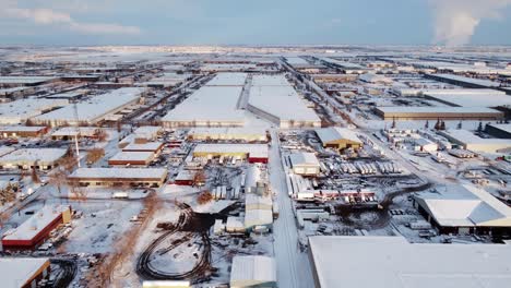 Eine-Aufschlussreiche-Aufnahme-Eines-Riesigen-Industriegebiets-Und-Eines-Dampfenden-Kraftwerks-In-Kanada-Im-Winter