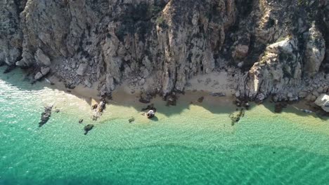Crystal-clear-turquoise-waters-by-the-beach-in-Cabo-San-Lucas-Marina