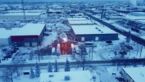 Drohnenansicht-Von-Propangasflammen-Im-Industriegebiet-Von-Calgary
