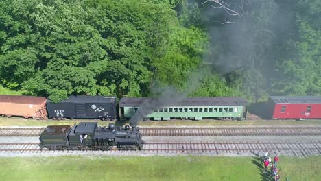 Luftaufnahme-Einer-Antiken-Shay-Dampflokomotive,-Die-An-Einem-Sonnigen-Sommermorgen-Langsam-Rückwärts-Fährt,-Um-Sich-Einem-Bahnhof-Zu-Nähern