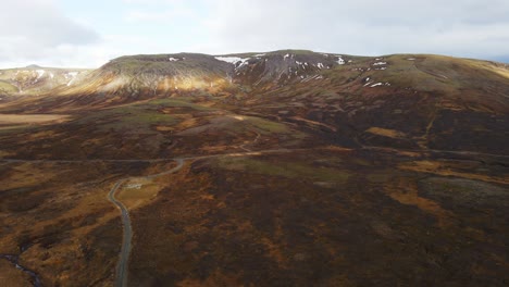 Drone-flying-towards-beautiful-distant-mountains-in-stunning-rural-Iceland