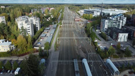 El-Tren-De-Pasajeros-Sale-De-La-Estación-De-Kerava-En-Dirección-Al-Norte-De-Finlandia.