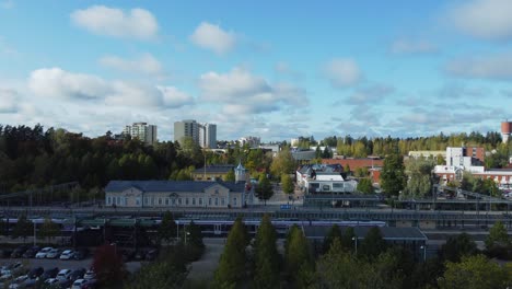 Die-Steigende-Luftaufnahme-Zeigt,-Dass-Ein-Zug-Aus-Helsinki-In-Den-Bahnhof-Kerava-Einfährt