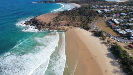 Wellen-Und-Menschen-An-Der-Küste-Der-Stadt-Emerald-Beach-In-Der-Nähe-Von-Coffs-Harbour-In-New-South-Wales,-Australien