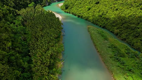Drone-Volando-Sobre-El-Río-Daywan,-Surigao,-Filipinas