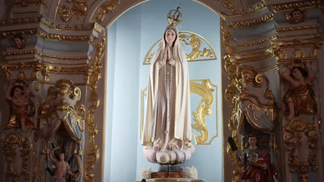 Eleganter-Kirchenschrein-Mit-Der-Jungfrau-Maria,-Umgeben-Von-Goldenen-Schnitzereien