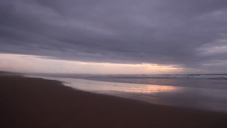 Friedlicher-Und-Entspannender-Sonnenuntergang-Am-Strand-Mit-Farbenfrohen-Reflexionen,-4k