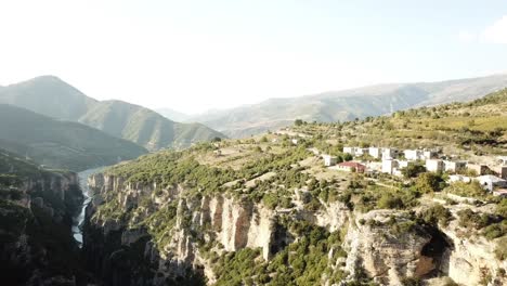 Vista-Por-Drones-Del-Cañón-De-Osumi,-Albania
