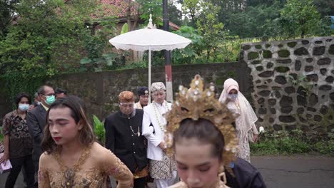 Eine-Traditionelle-Indonesische-Hochzeit