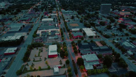 Luftaufnahme-Von-Columbus,-Georgia-In-Der-Abenddämmerung:-Stadtraster,-Beleuchtete-Straßen