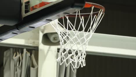 Beim-Basketballtraining-Wird-Der-Ball-In-Den-Korb-Geworfen