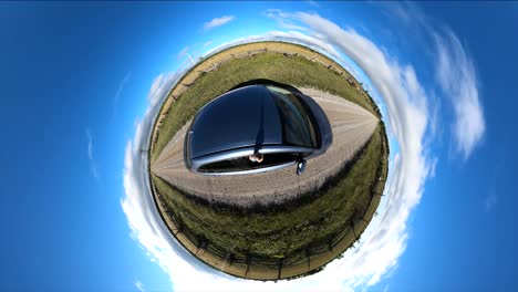 Vista-De-360-Grados-Del-Pequeño-Planeta-De-La-Carretera-Canadiense-Con-Automóvil-Y-Un-Vasto-Cielo