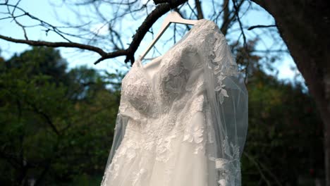 Wunderschönes-Hochzeitskleid-Mit-Spitze,-Bereit-Für-Den-Hochzeitstag-Und-Die-Braut-An-Einem-Herbstmorgen