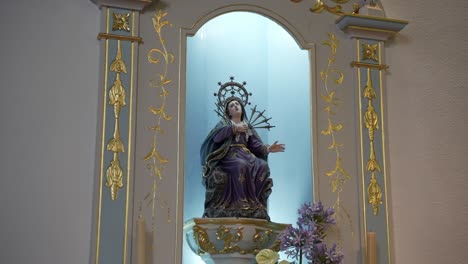 Statue-Unserer-Lieben-Frau-Der-Schmerzen-In-Einer-Kunstvollen-Kirchenkulisse