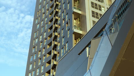 Blick-Auf-Die-Städtische-Skyline-Mit-Strukturierten-Gebäuden-Und-Einer-Sonnenreflexion-Auf-Der-Glasfassade