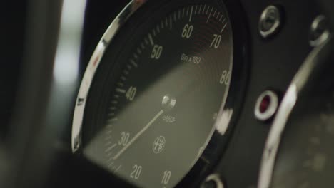 Old-Alfa-Romeo-tachometer-revving