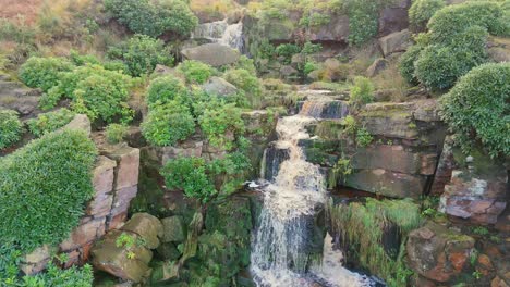 Die-Moore-Von-Yorkshire-Beherbergen-Einen-Verführerischen-Wasserfall