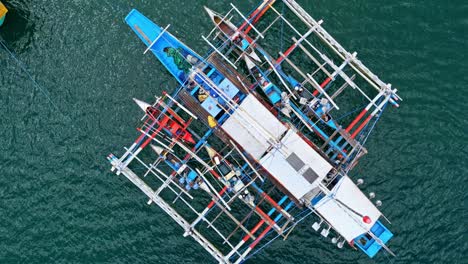 Mutterboot-Und-Fischerboote-Im-Wasser-In-Surigao-Del-Norte,-Philippinen