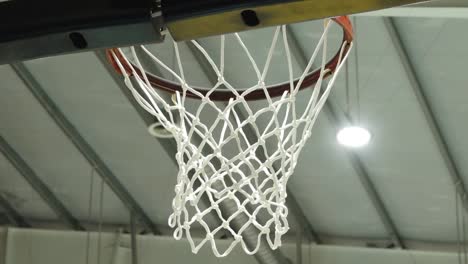 Beim-Basketballtraining-Wird-Der-Ball-In-Den-Korb-Geworfen