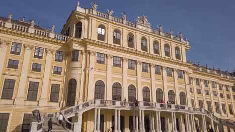Tourists-walkng-around-the-balcony-of-Schönbrunn-Palace-on-a-sunny-autumn-morning-in-Vienna,-Austria,-October-2023