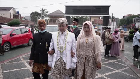 Prepare-traditional-Indonesian-wedding,-and-in-the-early-morning-the-groom’s-family-arrive-at-the-house-of-the-bride