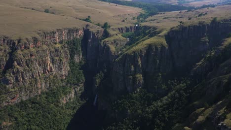 Cascada-En-Las-Montañas-De-Sudáfrica