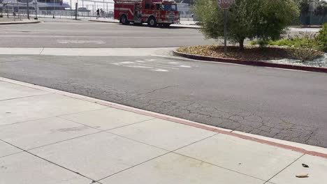 Rotes-Feuerwehrauto-Hielt-An-Der-Küstenstraße-Und-Ein-Mann-Rannte-Daneben,-San-Diego,-Kalifornien,-USA