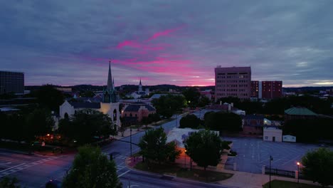 Kolumbus-Stadtbild-In-Der-Abenddämmerung-Mit-Einem-Lebendigen-Sonnenuntergang-Und-Skyline,-Georgia---Luftaufnahme