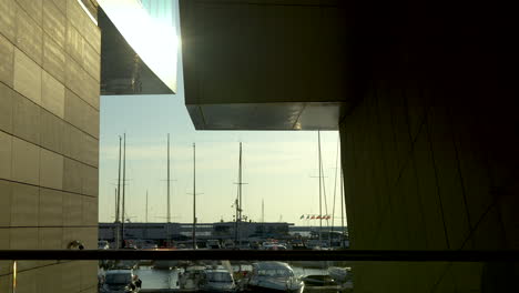 Sonnenlicht-Dringt-Durch-Moderne-Architektonische-Strukturen-Mit-Blick-Auf-Einen-Ruhigen-Yachthafen