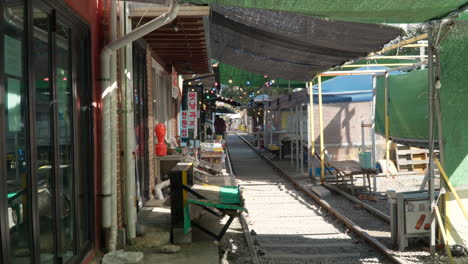 Gyeongamdong-Eisenbahnstadt-In-Gunsan,-Eisenbahnschienen-Alte-Retro-koreanische-Straße