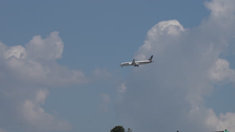 Vuelo-De-Singapore-Airlines-Que-Llega-Para-Aterrizar-En-El-Aeropuerto-Internacional-De-Tribhuvan-En-Katmandú,-Nepal