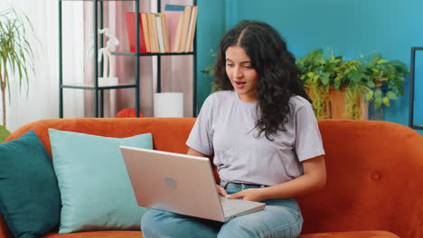 Verblüffte-Indische-Frau-Benutzt-Laptop-Computer,-Erhält-Eine-Gute-Nachricht,-Schockiert-über-Den-Sieg,-Feiert-Den-Sieg