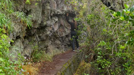 Touristin-Genießt-Einen-Spaziergang-Entlang-Der-Klippe-Auf-Teneriffa-Und-Berührt-Dabei-Die-Felsen