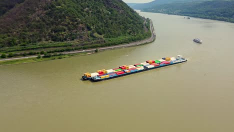 Industrielles-Lastkahnschiff,-Das-Frachtcontainer-Transportiert-Und-Auf-Dem-Rhein-Kreuzt,-Deutschland